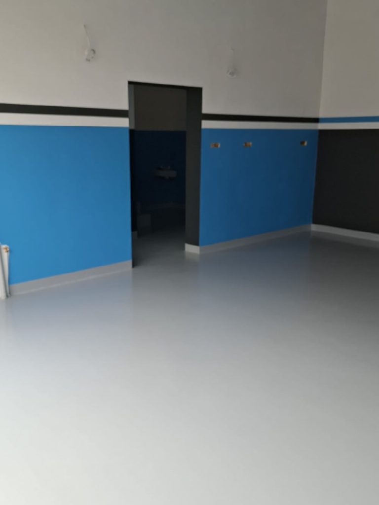 Sivo-bijeli epoxy pod u radionici u Sloveniji