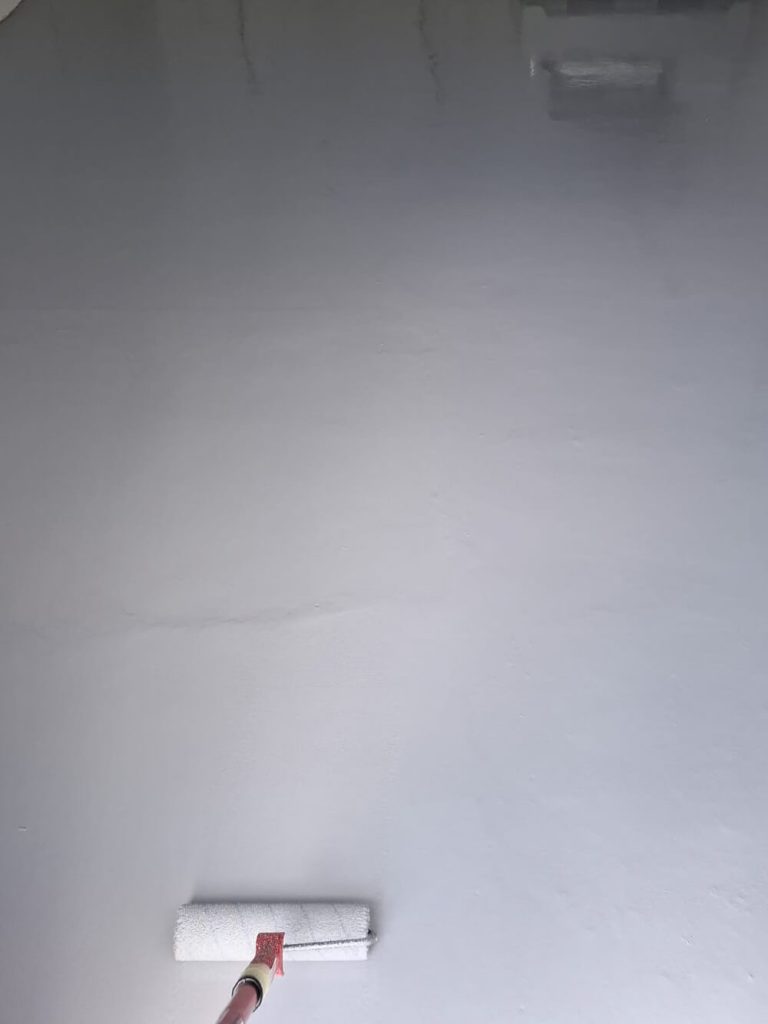 Izrada sivog epoxy poda – ravnanje površine rolerom