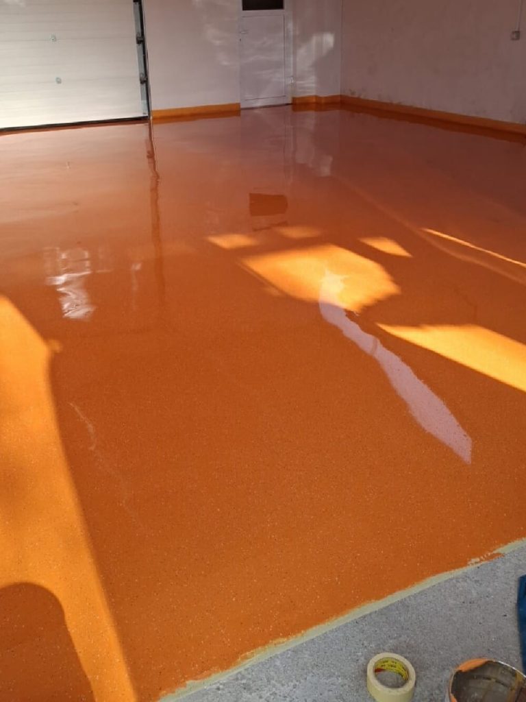 Narančasti epoxy pod u modernom interijeru u Istri