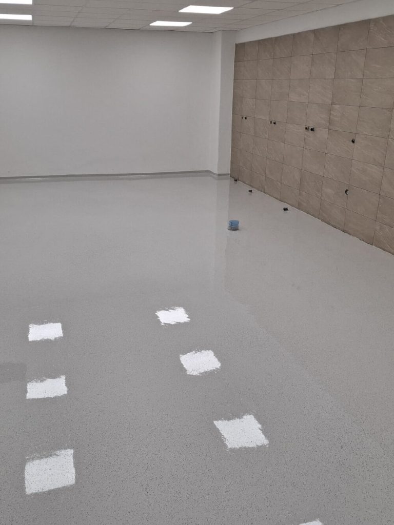 Bijeli epoxy pod u modernom uredskom prostoru u Istri